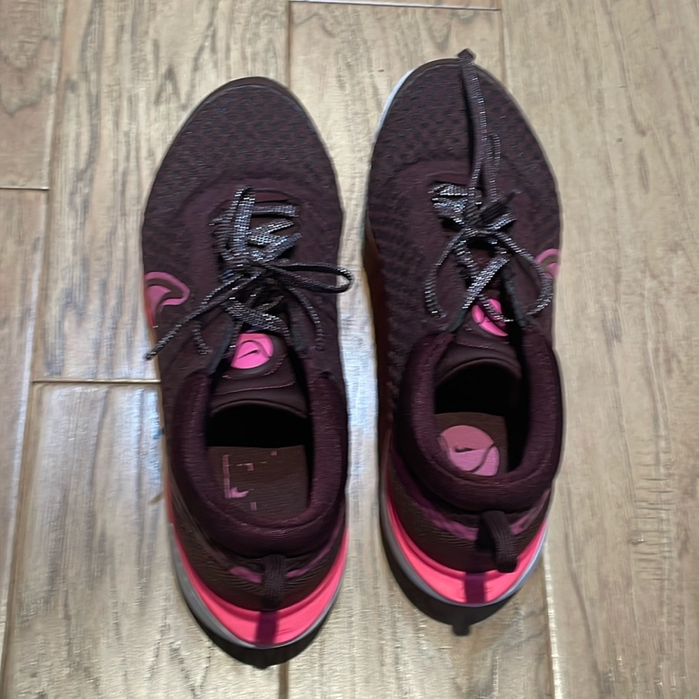 Nike women’s court shoes 9.5